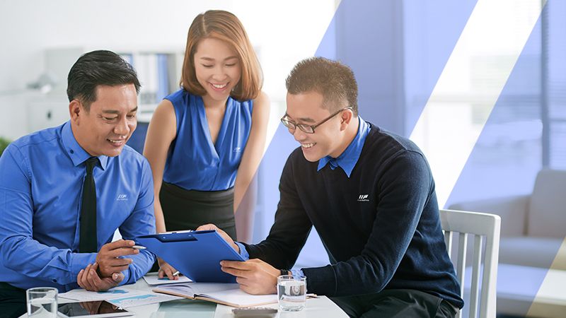 Professionals discussing about live chat best practices