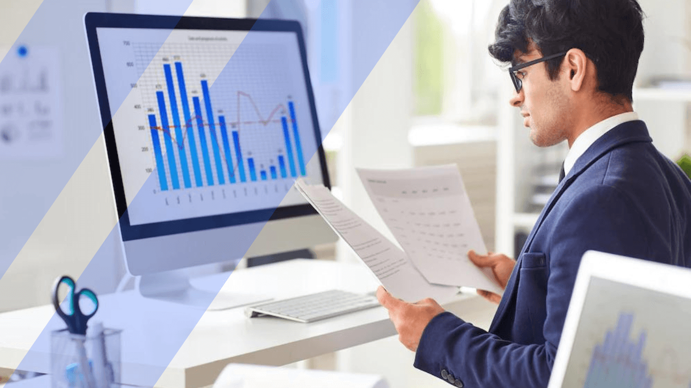 An expert analyzing Ecommerce metrics