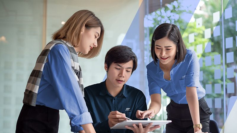 graphic designers discussing about ecommerce design tips